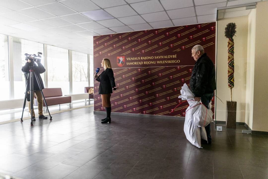 Skandalas Vilniaus rajono savivaldybėje: neleidžiama išvežti biuletenių