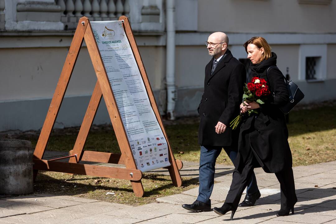 Atsisveikinama su žuvusiu M. Kvedaravičiumi
