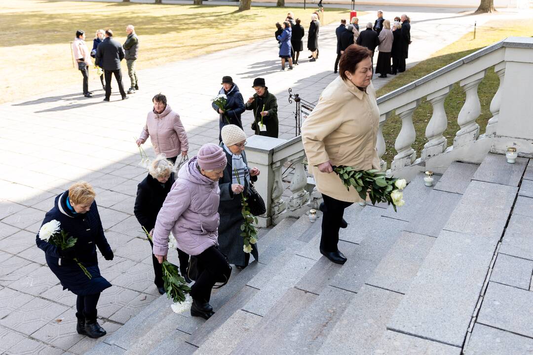 Atsisveikinama su žuvusiu M. Kvedaravičiumi