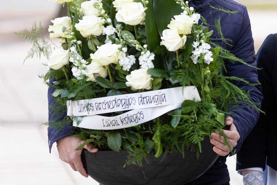 Atsisveikinama su žuvusiu M. Kvedaravičiumi