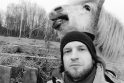 Misija: Žirgų globos asociacijos savanoris R.Levinskis ne tik rūpinasi arkliais, bet ir fotografuoja Arklių slėnio gyvenimą.