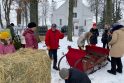 Priekulės bažnyčios kieme bendruomenės nariai ne tik žiemą kalėdinėmis dekoracijomis džiaugiasi. Čia maistu remiami vargstantieji, į paskutiniąją kelionę išlydimi mirusieji, tačiau tikintieji neturi net padorių sąlygų gamtiniams reikalams atlikti.