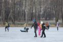 Trauka: ant Mumlaukio ežero ledo kasdien pramogauja būrys klaipėdiečių.