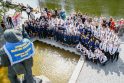 Tradicija: Lietuvos aukštosios jūreivystės mokyklos absolventai užrišo ant Žvejo skulptūros jūrinį giuisą. Tai žinutė, kad mieste padaugėjo jūrininkų.