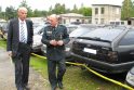 Sureagavo: policiją iškvietęs dėl nuniokoto Hugo Šojaus parko Pagėgių rinktinės vadas R.Timinskis (dešinėje) savaitgalį pasielgė pilietiškai.