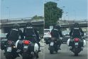 Smūgis: vairuotojai nufilmavo, kaip du policijos pareigūnai Liepų g. patyrė nežymią avariją – vienas motociklininkų kliudė kitо tarnybinį motociklą.