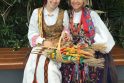 Pasipuošusios: švenčiant Lietuvos nepriklausomybės dieną, Dorutė Aleksonis ir M.Rupšaitė pristatė lietuviškus tautinius drabužius.