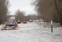 Vanduo apsemtame kelyje Šilutė-Rusnė toliau slūgsta, eismas leidžiamas