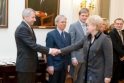 Taika: Prezidentė D.Grybauskaitė paspaudė ranką užsienio reikalui ministrui V.Ušackui.