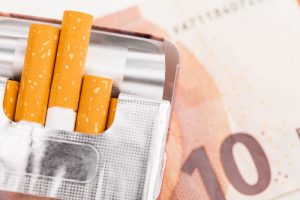 Iš Mažeikių degalinės vyras pagrobė 100 eurų ir cigarečių pakelį