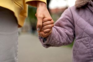Įvaikinimo tarnyba kreipėsi į Rusijos institucijas dėl iš Lietuvos išvežtų mažamečių vaikų