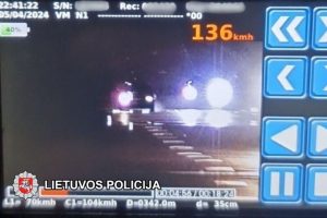 Vilniuje girtas ir vairuotojo pažymėjimo neturintis vyras lėkė 131 km/val. greičiu