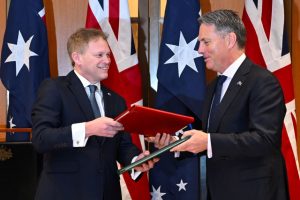 JK ir Australija pasirašė naują gynybos susitarimą