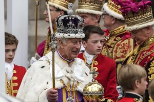 Charlesas III per pirmas po 70 metų pertraukos karūnacijos apeigas karūnuotas JK monarchu