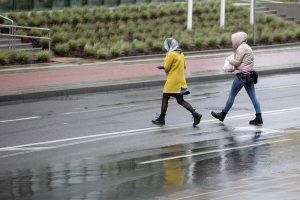 Tragedija Šakių rajone: dvi mašinos mirtinai partrenkė moterį, kitas pėstysis – sužeistas