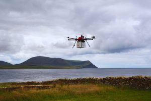 Jungtinė Karalystė pradėjo siuntų pristatymą dronais