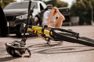 Vilniuje automobilis susidūrė su dviratininku, nukentėjo jo vairuotojas