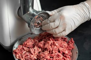 Sustabdyta vienos mėsos produktų gamintojos veikla: rasta graužikų išmatų, pelėsiu padengtų indų