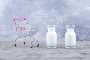 Sustabdyta pieną nelegaliai supirkusios įmonės „Lilės sūriai“ veikla