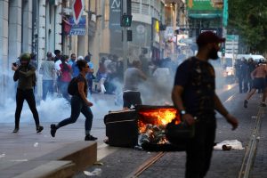 Prancūzijoje sulaikyti penki policininkai, įtariami prisidėję prie vyro mirties per protestus