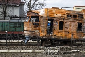 Šaltinis: Rusija suintensyvino išpuolius prieš traukinius, gabenančius ginklus į Ukrainą