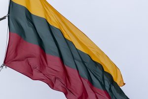 Sekmadienio naktį ant šaligatvio Klaipėdoje rasta dar viena išniekinta Lietuvos vėliava