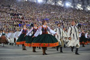 Latvijos dainų ir šokių šventė: šokio sukiniuose įrašytas tautos kodas
