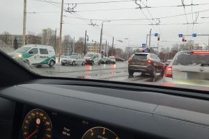 Po „Saab“ ir BMW avarijos Vilniuje į medikų rankas perduota viena vairuotoja