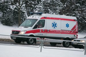 Automobilyje Kaune pareigūnai įtaria radę narkotikų: gydymo įstaigoje – vairuotojas ir keleivis