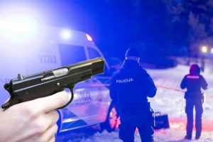 Mirtinus šūvius į moterį paleidęs policininkas kol kas įtariamų nesulaukė: tęsia darbą