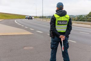 Molėtų rajone susidūrė krovininis ir du lengvieji automobiliai: žuvo vieno jų vairuotoja