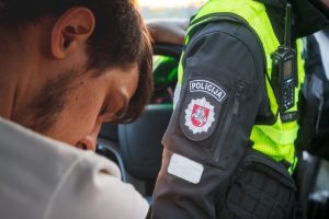 Vilniuje kolegoms įkliuvo policijos pareigūnas: vairavo automobilį neblaivus