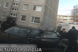 Policijos operacija Vilniaus mikrorajonuose: ant asfalto išguldė narkotikų platintojus