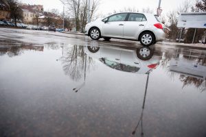 Kelių dangos – šlapios, kai kur yra sniego