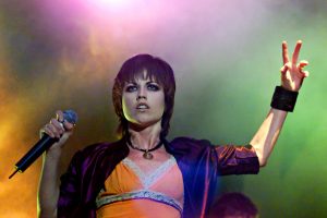 Netikėtai mirusi „The Cranberries“ vokalistė ruošėsi įrašyti naują „Zombie“ versiją