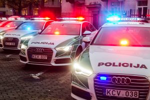 Policininkas automobiliu pervažiavo pėsčiojo pėdą