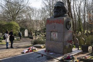 Antrą kartą per mėnesį vandalai nuniokojo K. Marxo antkapį Londone