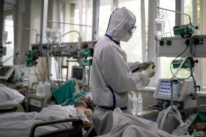 Rusijoje per parą nustatyta 6,5 tūkst. naujų COVID-19 atvejų, 104 žmonės mirė