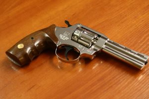 Konfliktas Eišiškėse: senjorė grasino revolveriu nušauti 29-erių vyrą