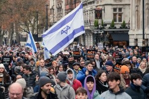 Tūkstančiai žmonių Londone dalyvavo eitynėse prieš antisemitizmą