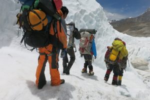 Tiek alpinistų į Everestą dar nekopė