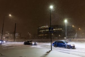 Po pūgos naktį – naujausia informacija: eismo sąlygos daug kur – labai ekstremalios