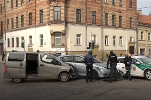 Policija vaikėsi Rumšiškėse iš įvykio vietos pabėgusį vairuotoją: jį sustabdė avarija Vilniuje