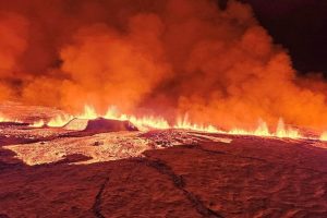 Užfiksuotas ugnikalnio užkurtas pragaras Islandijoje: lava ryja namus