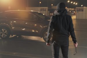 Naktį du jauni vyrai buvo išlaipinti iš „VW Passat“, automobilis – pagrobtas