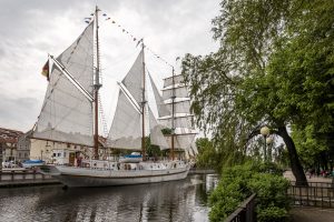 Jūros šventės išvakarėse „Meridianas“ keis bures, pagerbs jūrininkus, atplauks burlaiviai