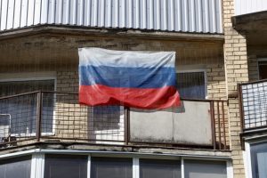 Kaune ant sienos – Rusijos vėliava su necenzūriniu užrašu