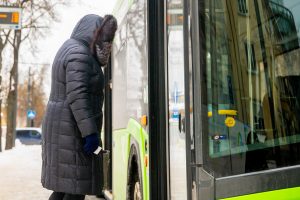 Už važiavimą be bilieto nubaustą kaunietę šokiravo kontrolierių elgesys: žmogiškumas jau palaidotas