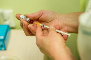 Po gyventojų skundų dėl „Comirnaty“ galiojimo laiko – ramina: vakcinos tinkamos vartoti