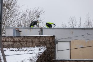 Kauno centre užfiksuotas neatsakingas darbininkų elgesys: ant stogo – be šalmų, apsaugos diržų